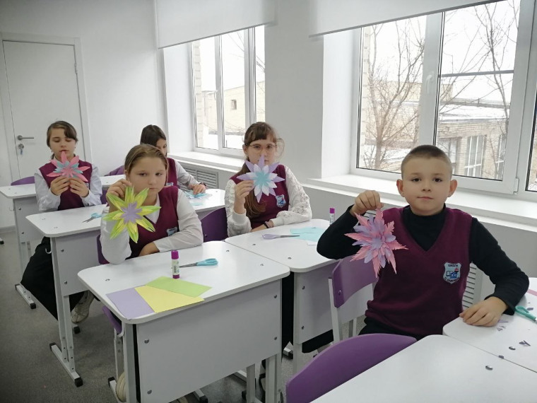Изготовление объемных снежинок.